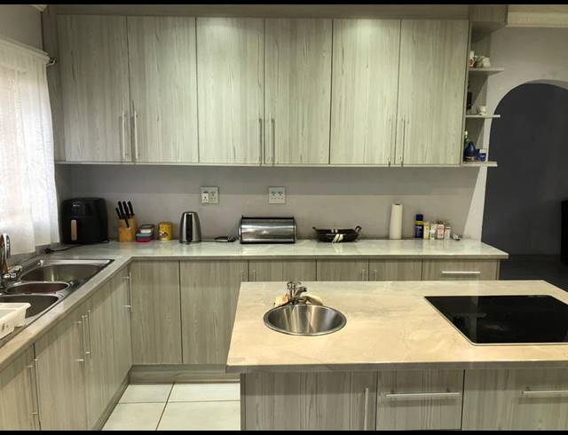 4 BEDROOM HOUSE FOR SALE IN STRUBENSVALLEI